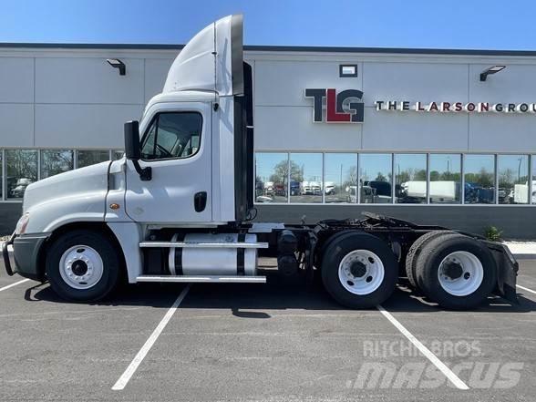 Freightliner CASCADIA 126 Vetopöytäautot