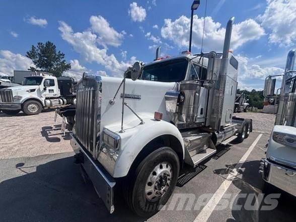 Kenworth W900B Vetopöytäautot