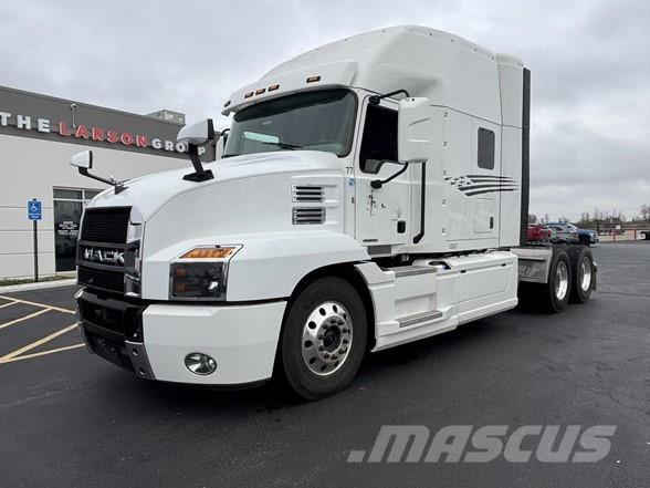 Mack ANTHEM 64T Vetopöytäautot