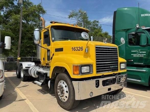 Mack PINNACLE CHU613 Vetopöytäautot