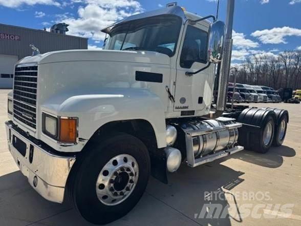 Mack PINNACLE CHU613 Vetopöytäautot