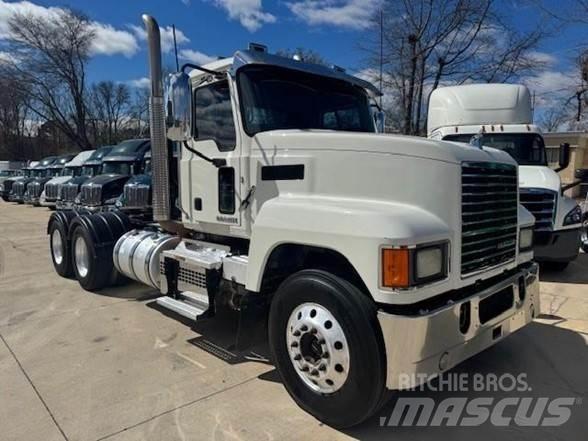Mack PINNACLE CHU613 Vetopöytäautot
