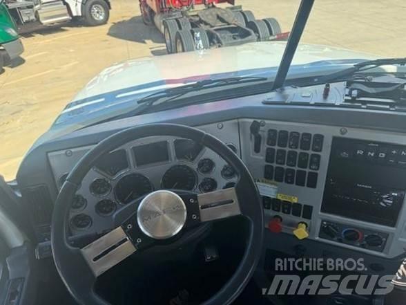 Mack PINNACLE CHU613 Vetopöytäautot