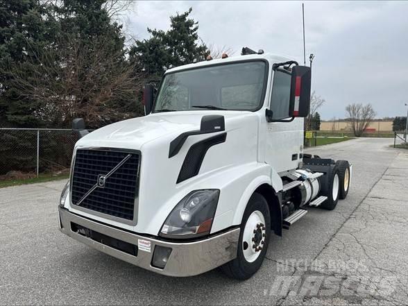 Volvo VNL42T300 Vetopöytäautot