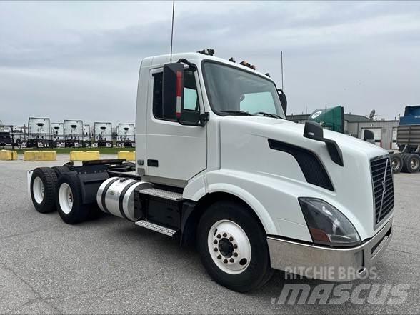 Volvo VNL42T300 Vetopöytäautot
