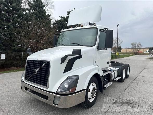Volvo VNL42T300 Vetopöytäautot