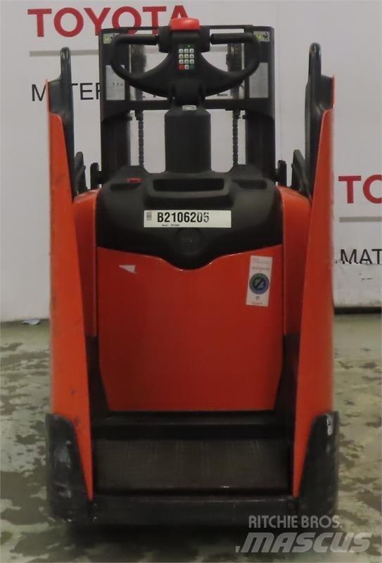 BT SPE200D Ajettavat pinoamisvaunut