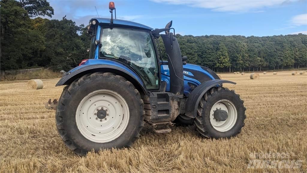 Valtra T214V Traktorit