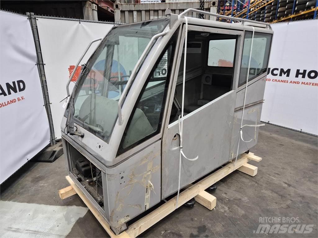  C.T.2 upper cabin Ohjaamo ja sisusta
