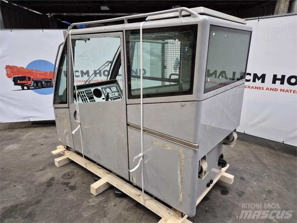  C.T.2 upper cabin Ohjaamo ja sisusta