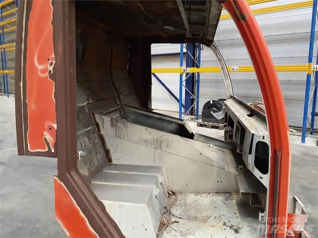 PPM ATT lower cabin Ohjaamo ja sisusta