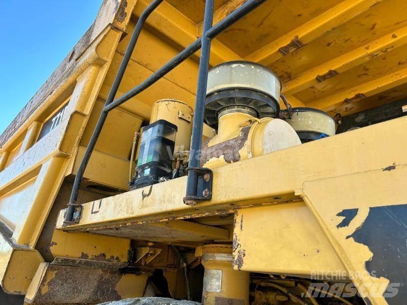CAT 771D Maansiirtoautot