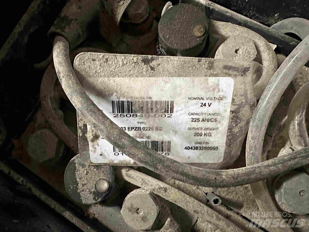 BT SWE 100 Käyden ajettavat pinoamistrukit