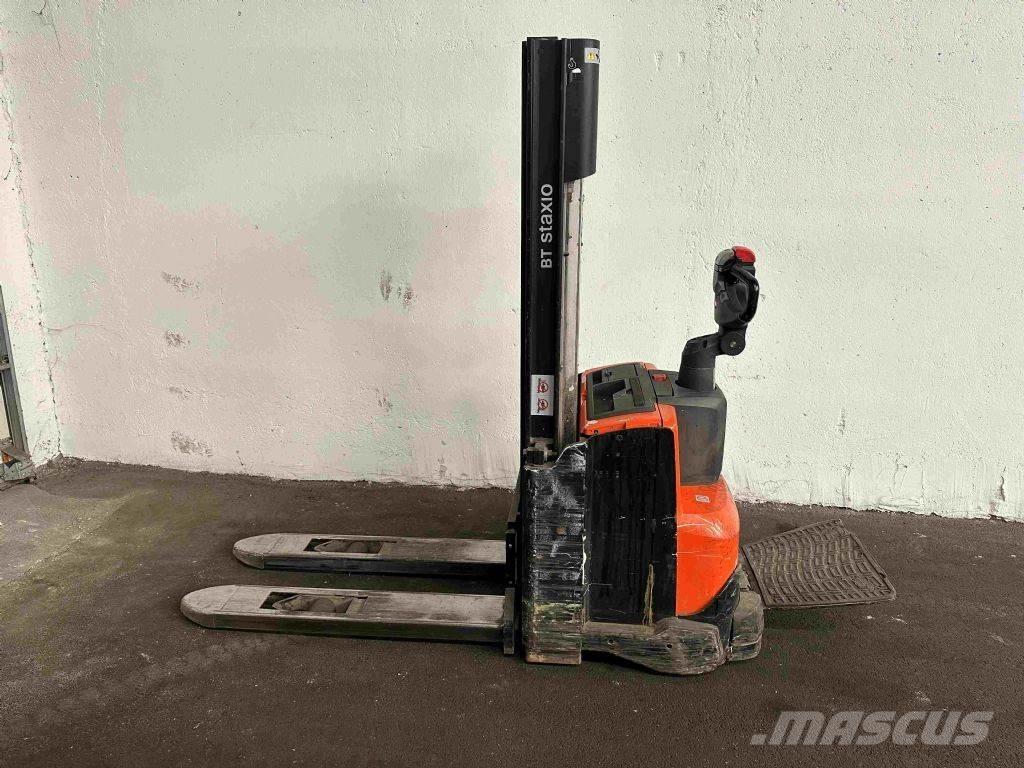 BT SWE 100 Käyden ajettavat pinoamistrukit