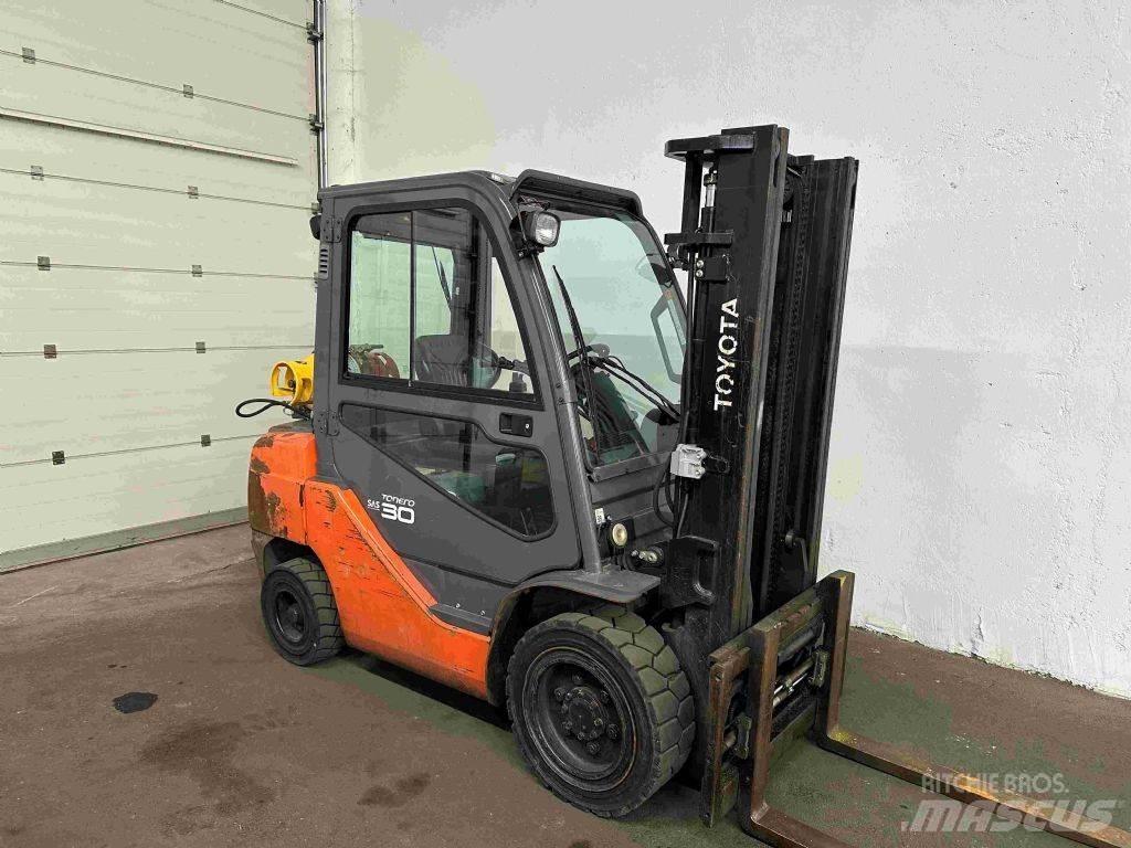 Toyota 02-8FGF30 Nestekaasutrukit