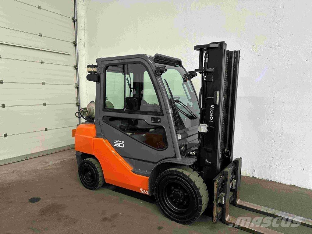 Toyota 02-8FGF30 Nestekaasutrukit