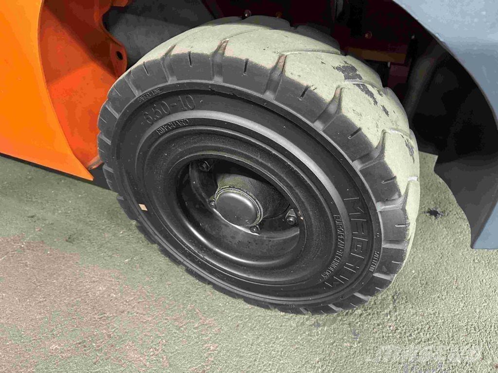 Toyota 02-8FGF30 Nestekaasutrukit