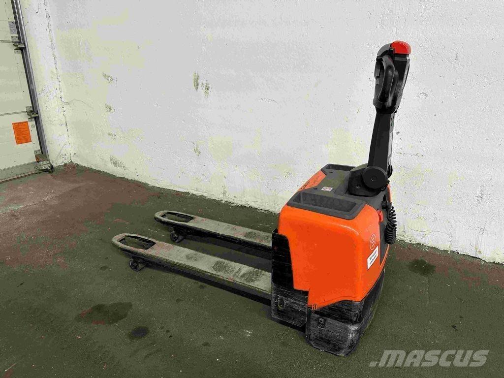 Toyota LWE 130 Lavansiirtotrukit