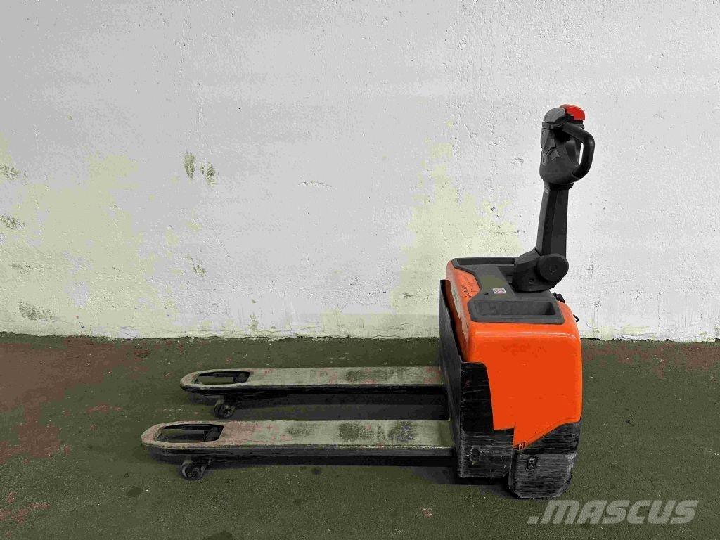 Toyota LWE 130 Lavansiirtotrukit