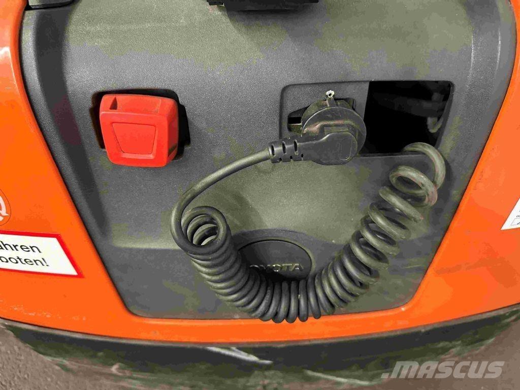 Toyota LWE 130 Lavansiirtotrukit