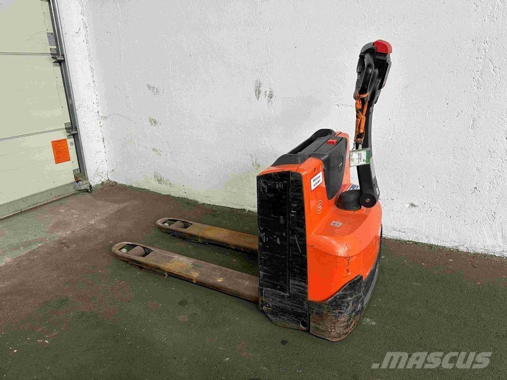 Toyota LWE 140 Lavansiirtotrukit