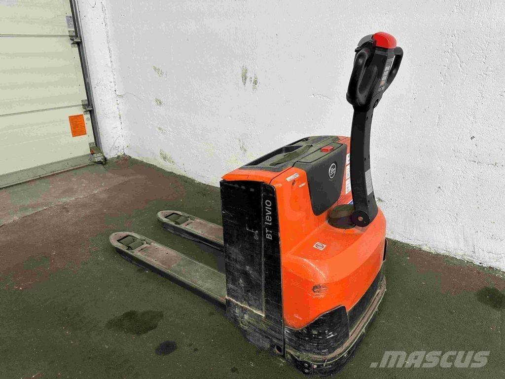 Toyota LWE 200 Lavansiirtotrukit