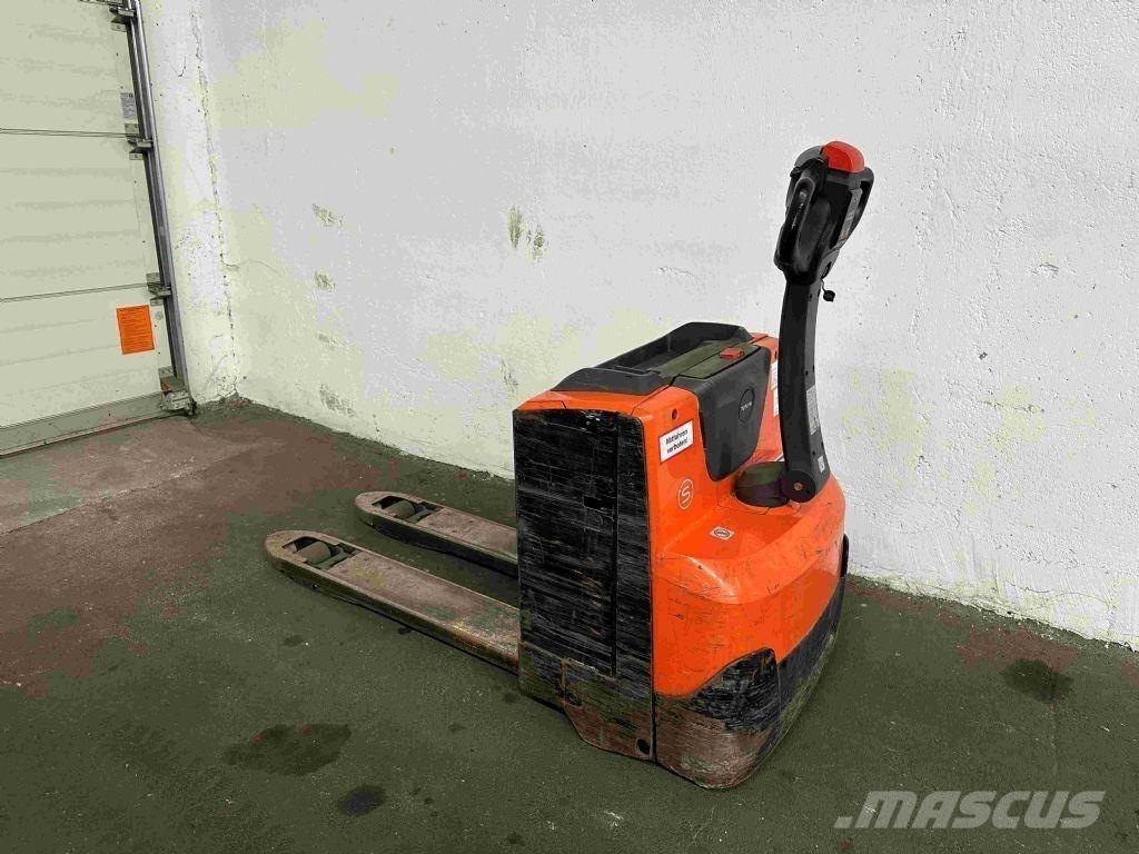 Toyota LWE 200 Lavansiirtotrukit
