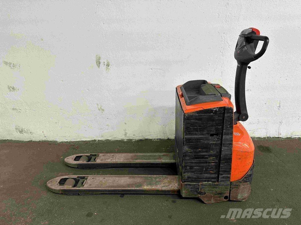Toyota LWE 200 Lavansiirtotrukit