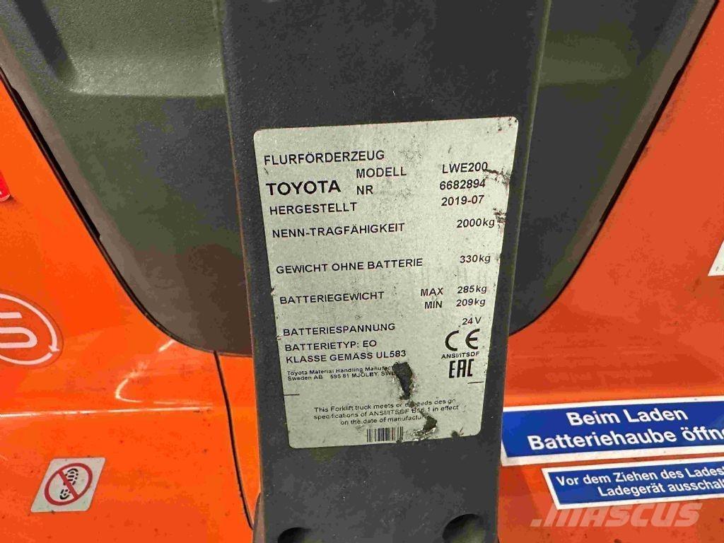 Toyota LWE 200 Lavansiirtotrukit