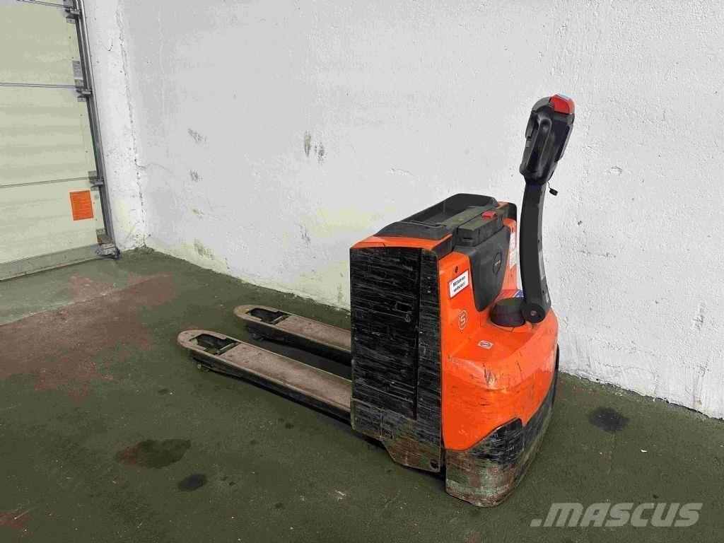 Toyota LWE 200 Lavansiirtotrukit