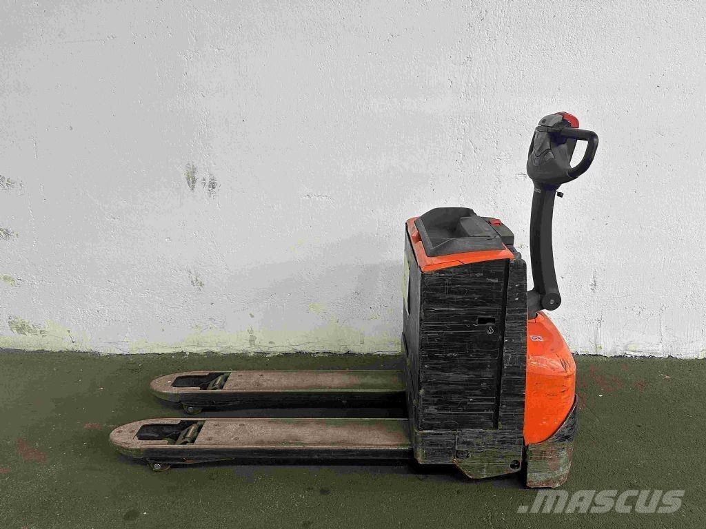 Toyota LWE 200 Lavansiirtotrukit