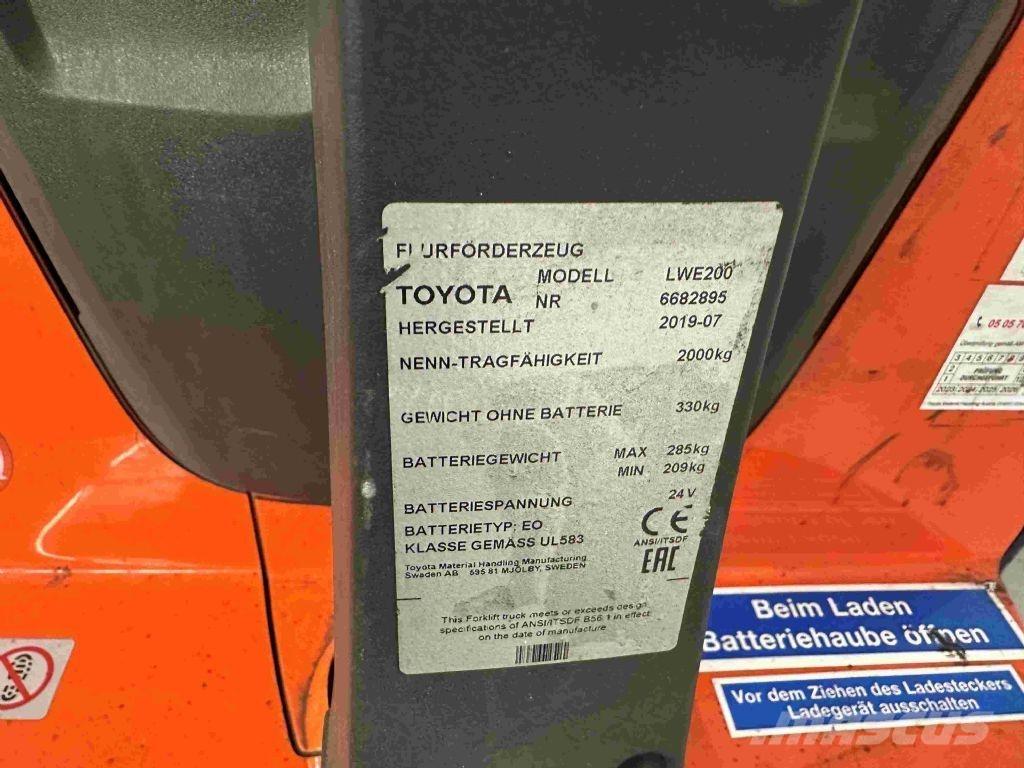 Toyota LWE 200 Lavansiirtotrukit