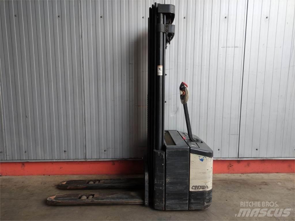 Crown WE 2300-1.6 TT Käyden ajettavat pinoamistrukit