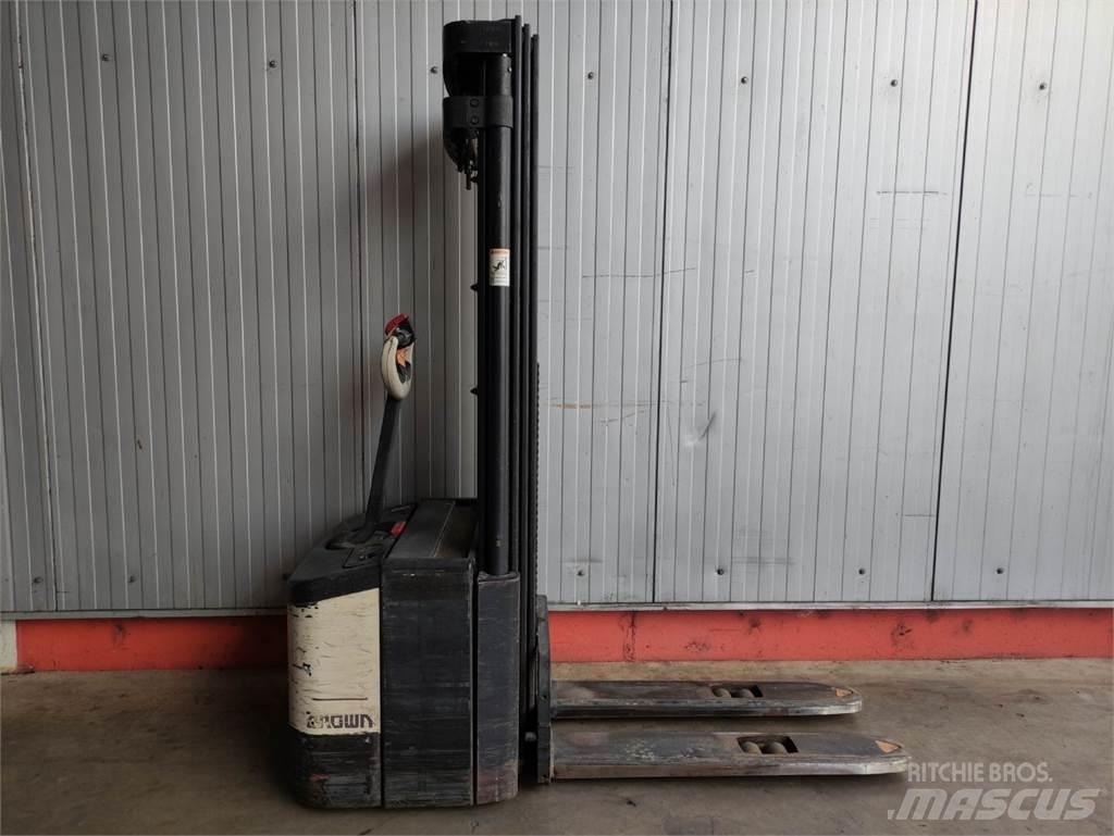Crown WE 2300-1.6 TT Käyden ajettavat pinoamistrukit