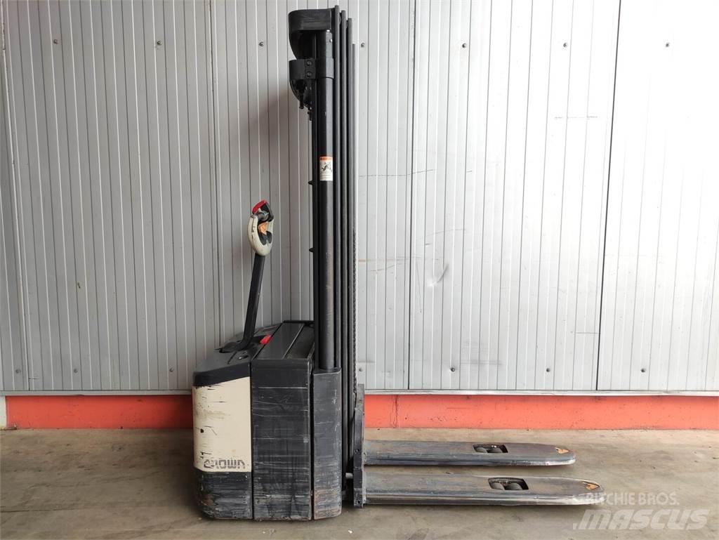 Crown WE2300-1.6-TT Käyden ajettavat pinoamistrukit