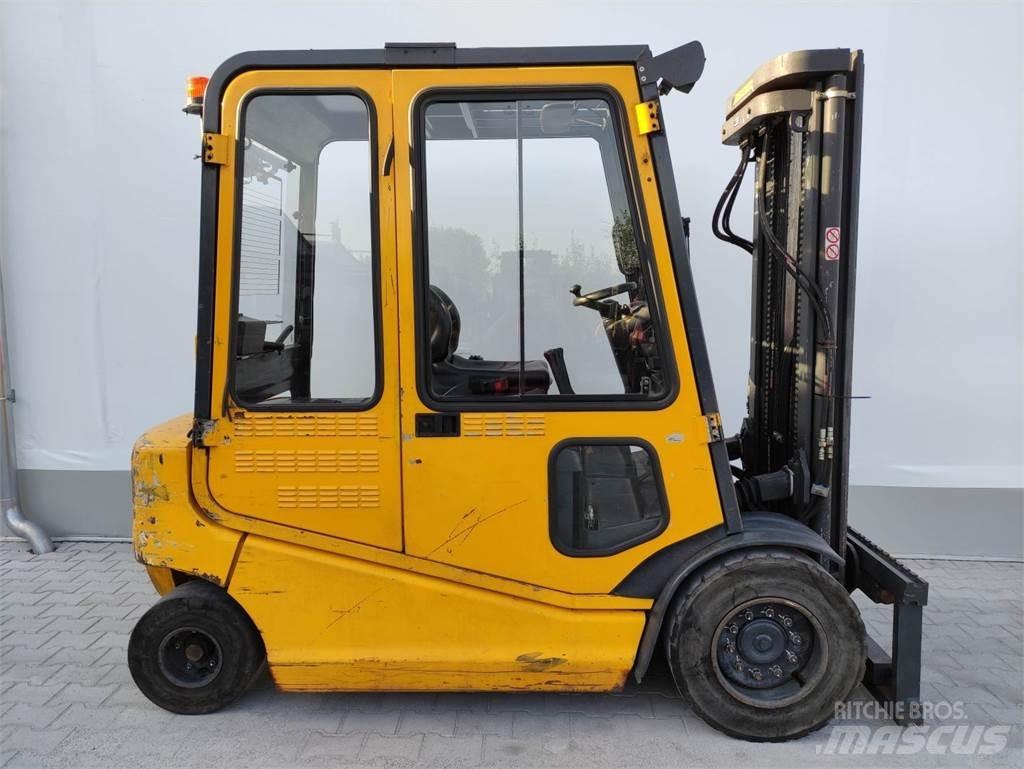 Om-Pimespo XE40 Sähkötrukit
