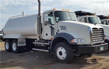 Mack water truck GU813E