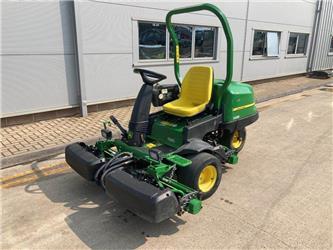 John Deere 2500B Greens triple mower