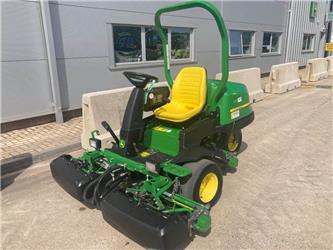 John Deere 2500B Greens triple mower