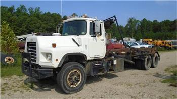 Mack DM690S