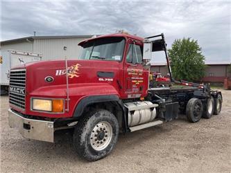 Mack CL713