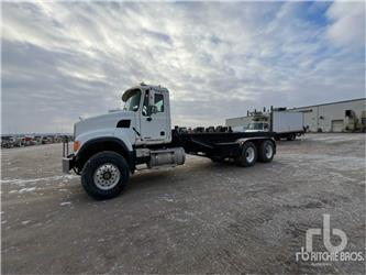 Mack CV713