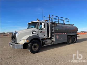 Mack GU813