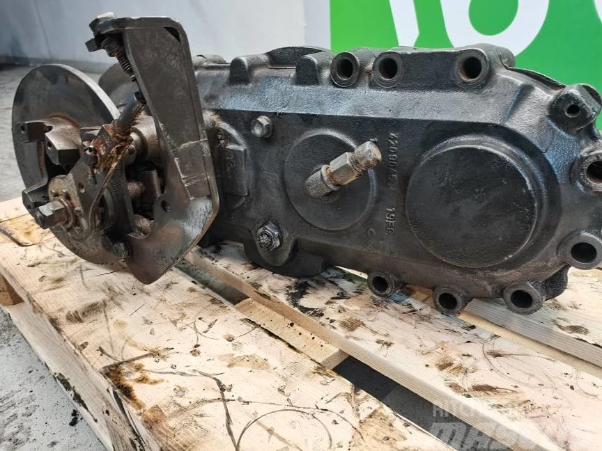 New Holland LM 1740 {Spicer 87530825} intermediate gearbox Vaihteisto