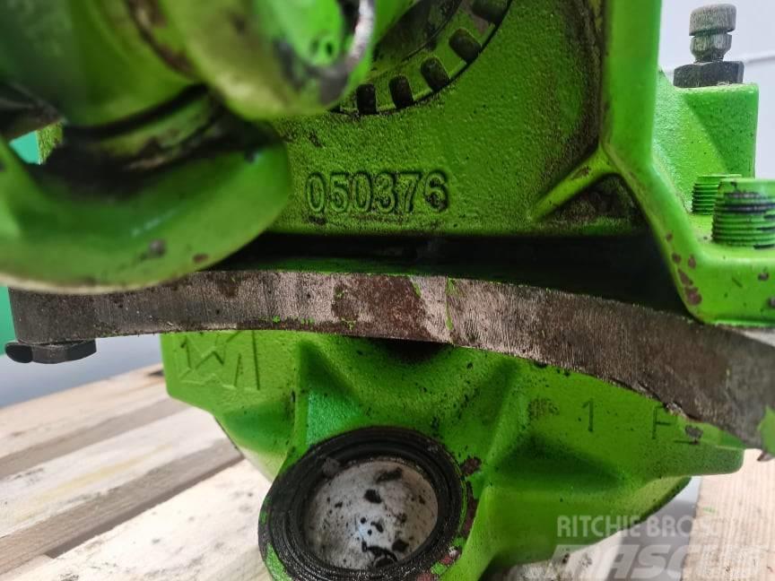 Merlo P 34.7 {050376  front right crossover Akselit