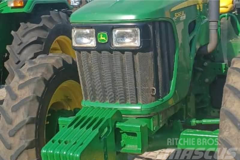 John Deere 5095M Traktorit