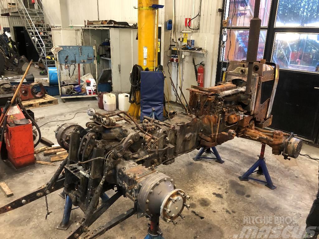Massey Ferguson 265 4WD dismantled: only spare parts Traktorit
