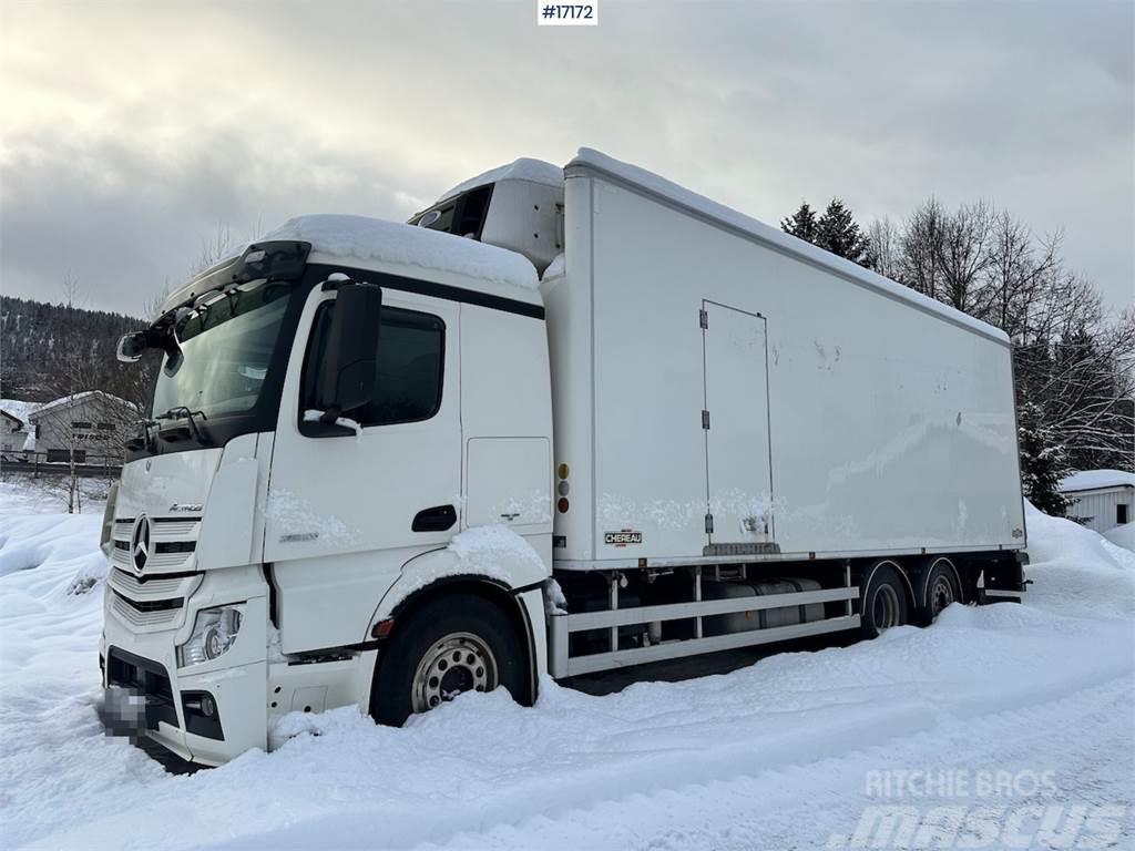 Mercedes-Benz Actros 2551 6x2 Box Truck w/ fridge/freezer unit. Umpikorikuorma-autot