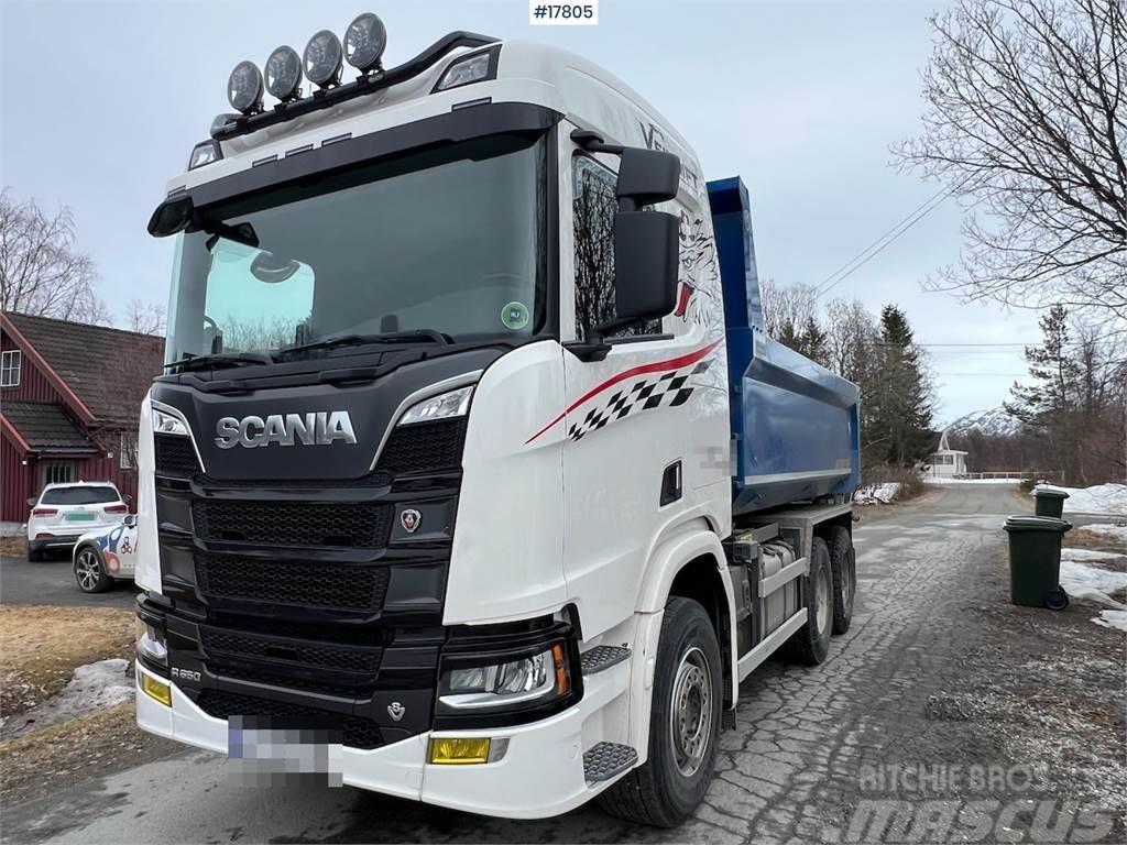 Scania R650 6x4 tipper truck w/ 2012 Maur triple trailer Sora- ja kippiautot