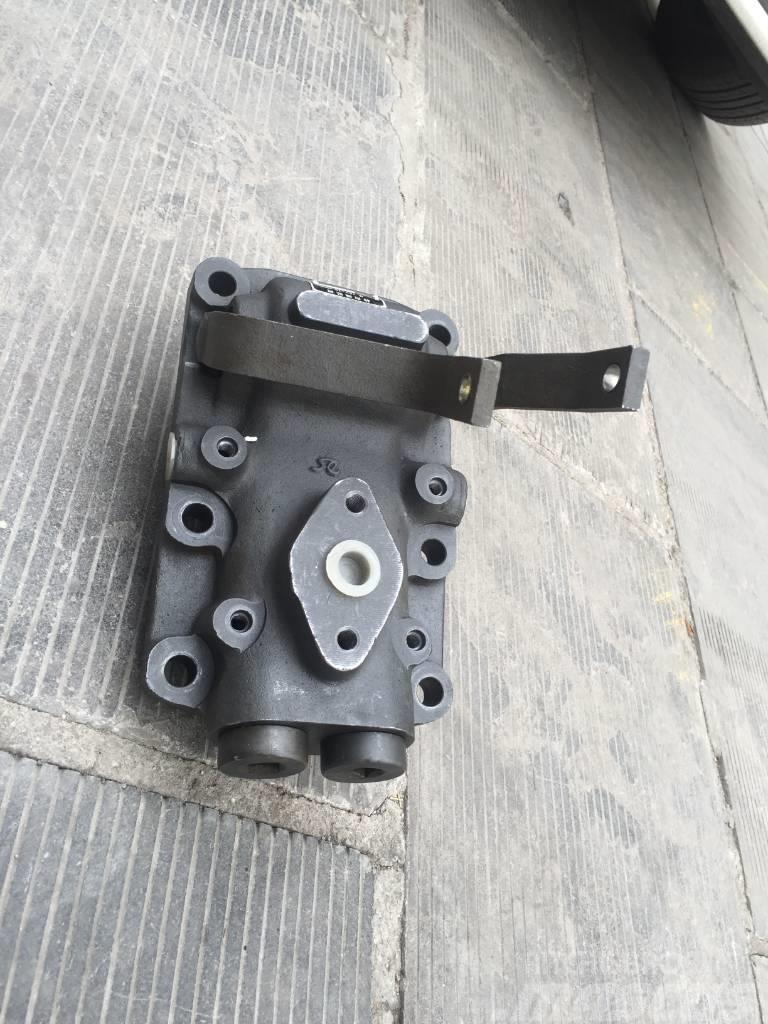 Komatsu D65E-8 steering valve assembly 144-40-00100 Vaihteisto